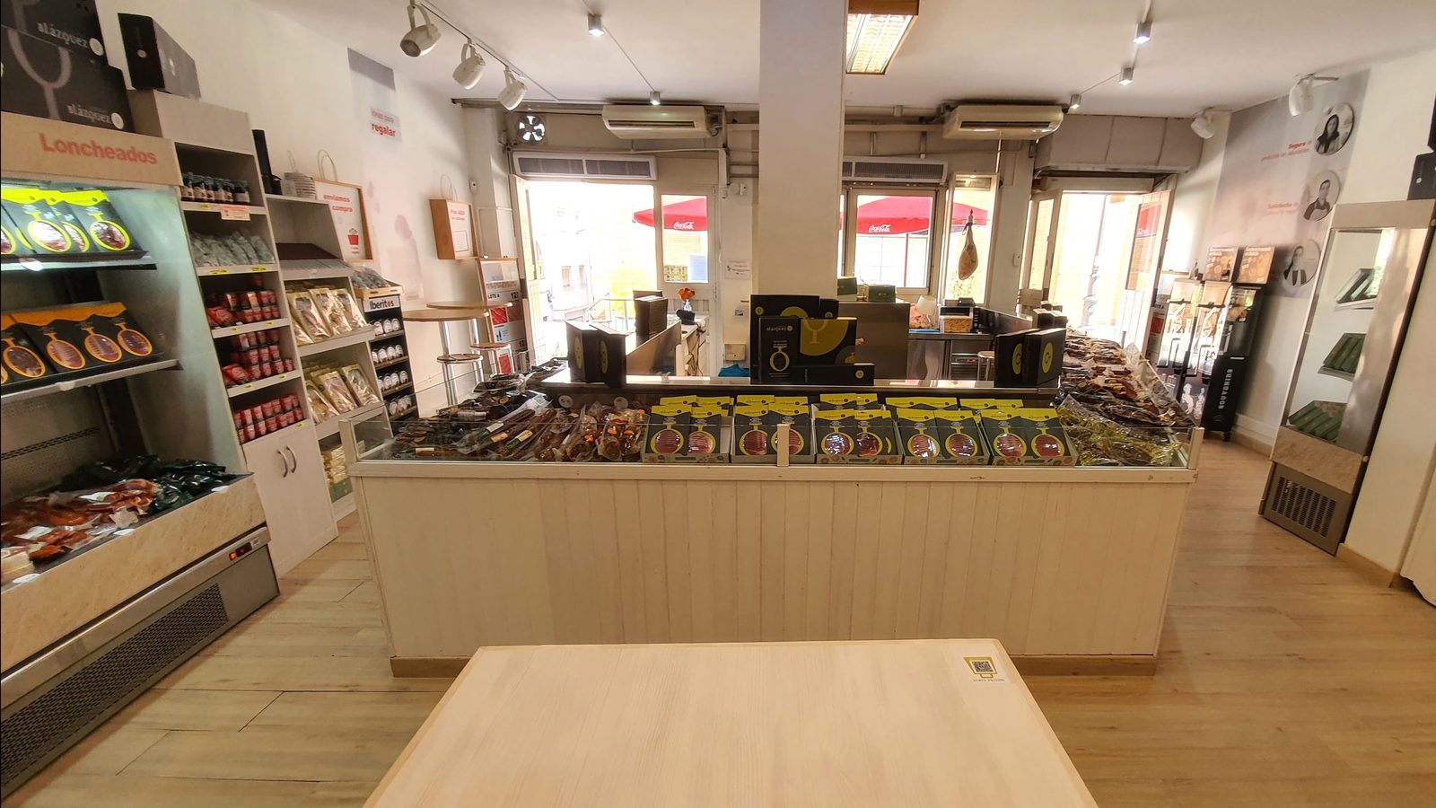 Interior de la tienda Ibéricos Nico con vitrinas