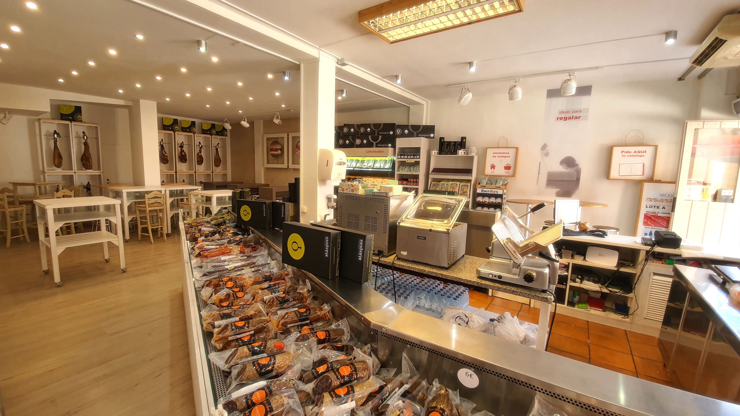 Interior de la tienda Ibéricos Nico en Mérida
